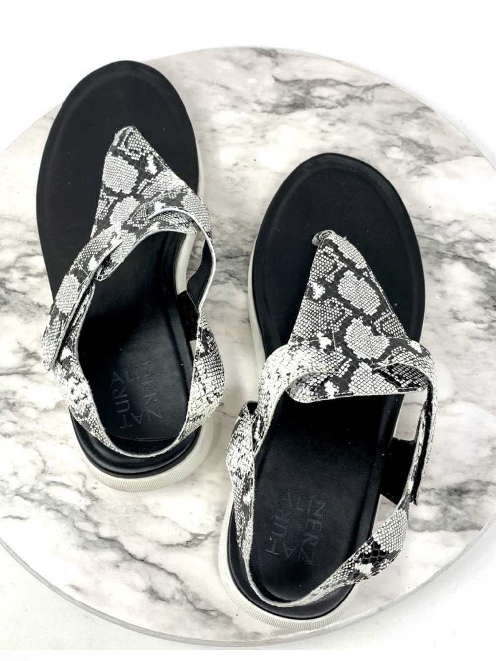 Naturalizer Lincoln Snakeskin T-Strap Comfort Sandals 8.5 Wide Sporty Resortwear